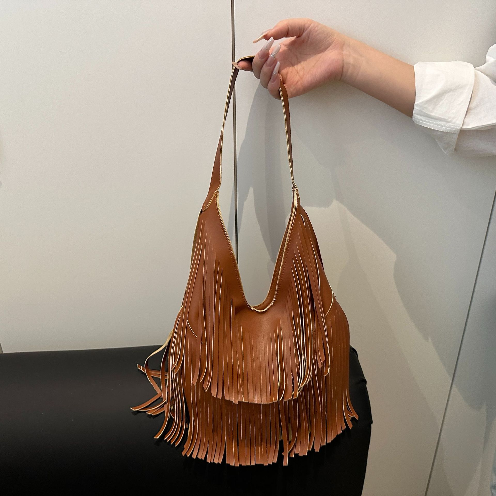 

Весенне-летние новинки 2025 года, модные сумки с бахромой в европейском и американском стиле, повседневные универсальные сумки-тоут, женские сумки-багеты большой вместимости для ношения под мышкой коричневый