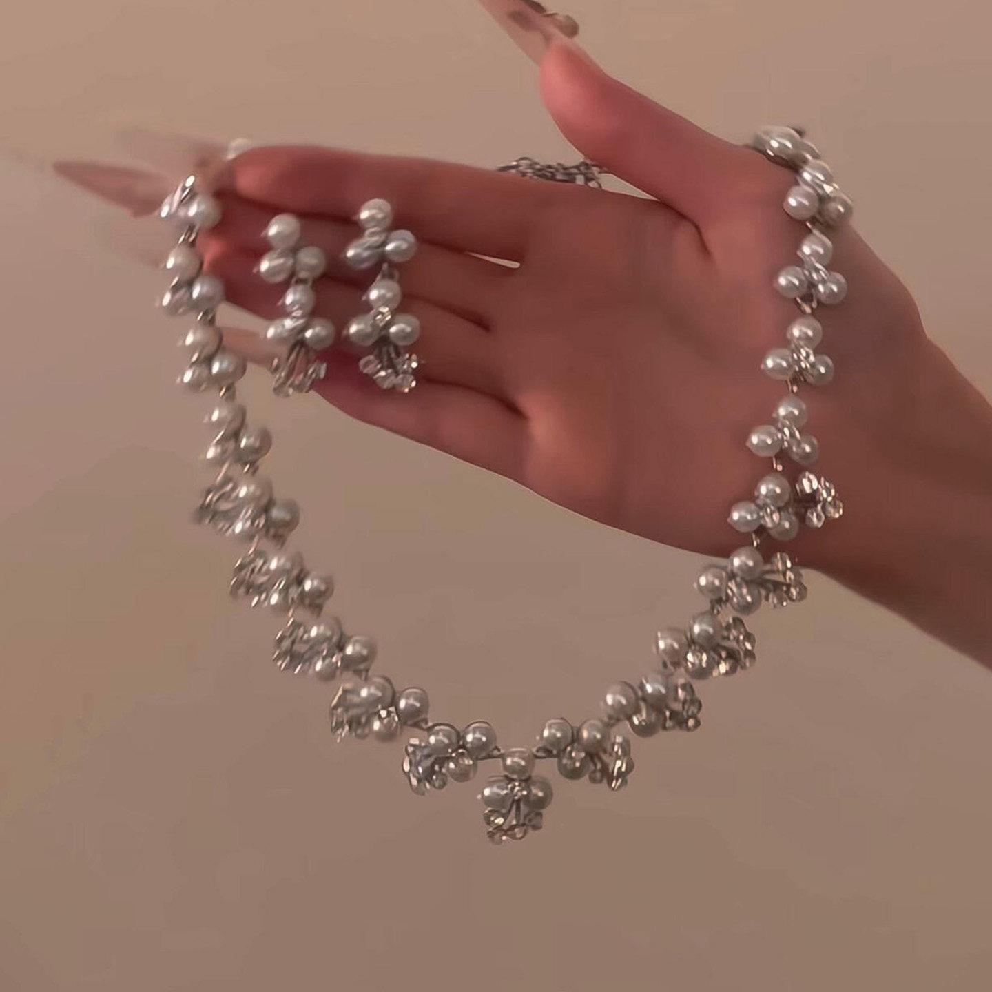 Элегантный набор: серьги-гвоздики и колье с бриллиантами, цветами и жемчугом