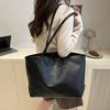 Retro high-end large-capacity bag tote bag, new simple commuter bag, fashionable single shoulder armpit bag.