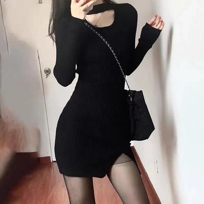 Schlankes und schlankes mittellanges Kleid für Frauen mit Hals und Schlüsselbein freilegendem Kragen
