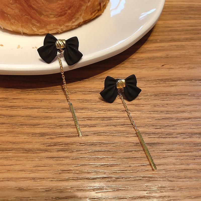 

French retro black earrings, new niche design, high-end temperament earrings, autumn and winter popular earrings, women