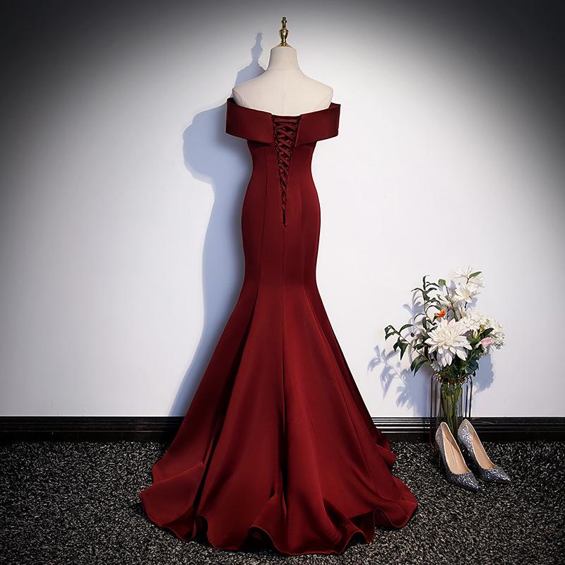 Burgundy fishtail evening dress female beauty voice solo vocal art test toasting annual meeting host one-word shoulder light wedding dress