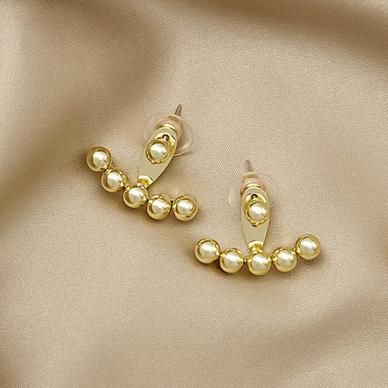 Wang Ziwen Has Two Of The Same Style. After Wearing It, Hang Golden Bean Earrings, Metal Round Beads, Smile Stud Earrings, And Earrings.
