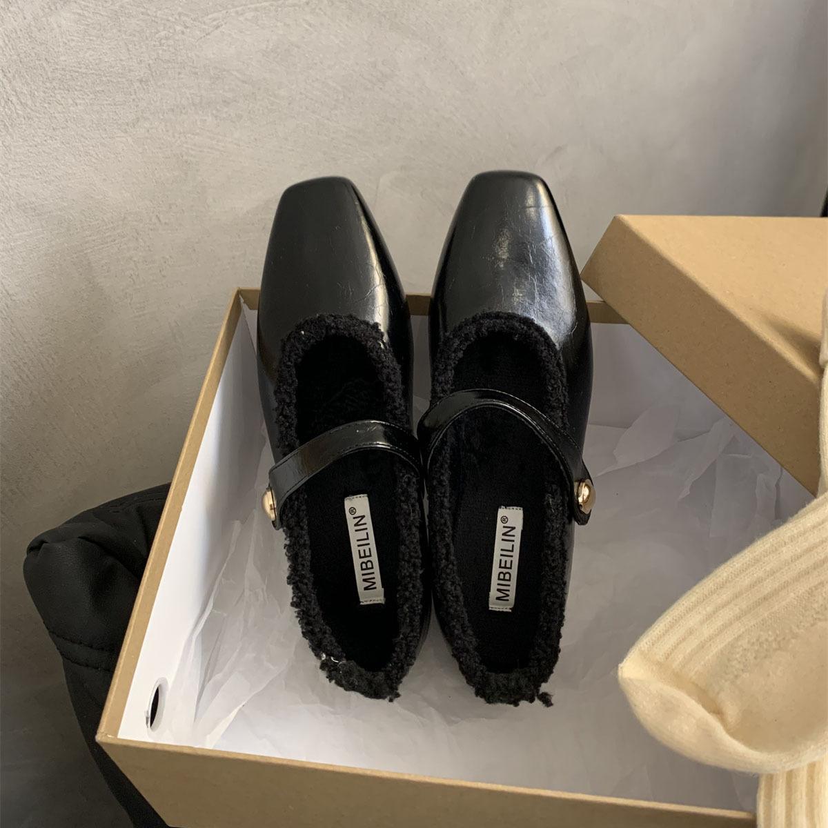 

French evening wind retro square head shallow mouth single shoes women s winter 2025 new Korean version temperament flat bottom velvet Mary Jane shoes 35