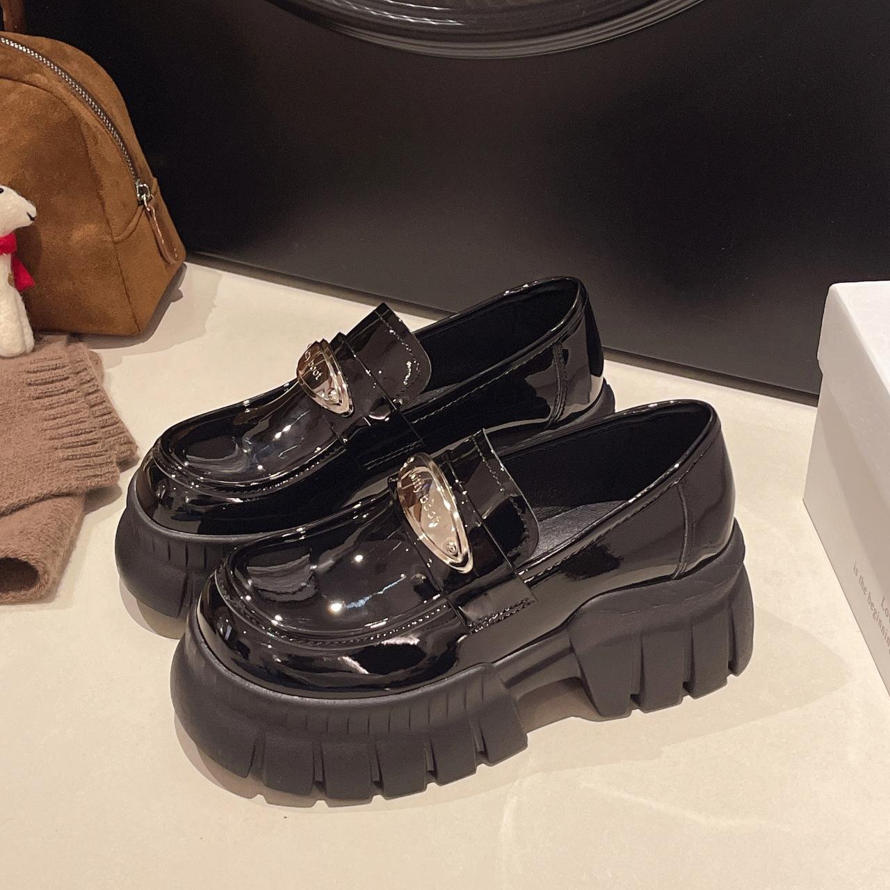 

Маленькие люди носят бисквитные пирожные, толстые подошвы, маленькие кожаные туфли, нишевый дизайн, модные и удобные, ленивые туфли на одной педали. 40