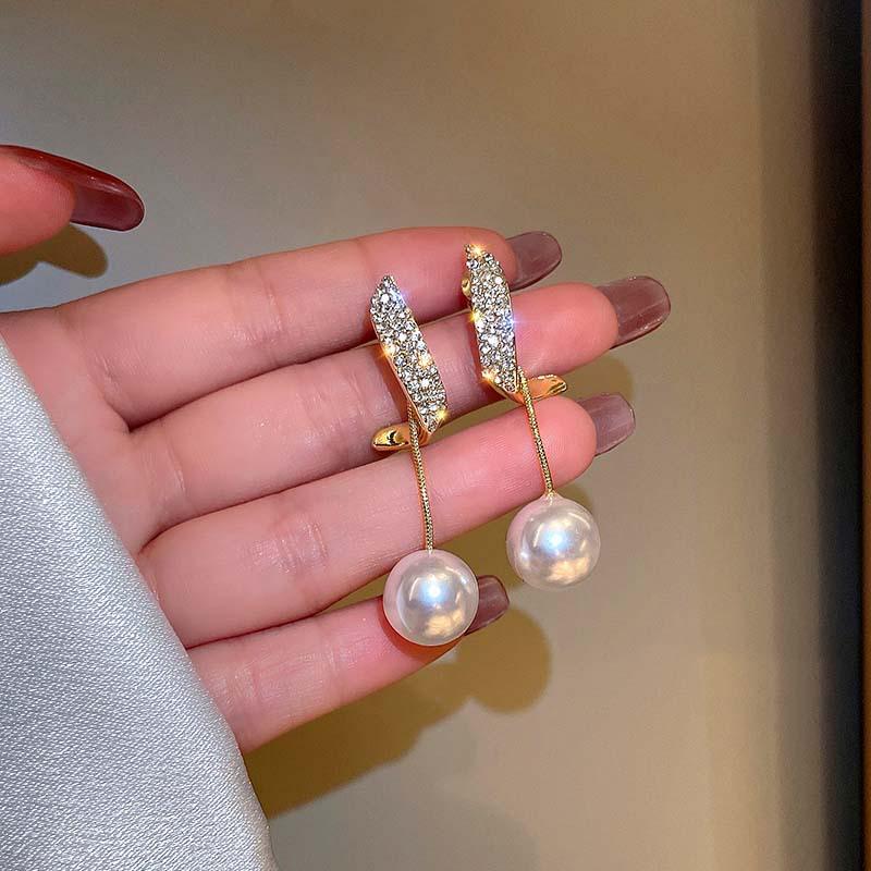 Boucles d'oreilles tendance haut de gamme en argent, cristal et perle 2023: Déclaration Exquise, Luxe Léger pour Femmes