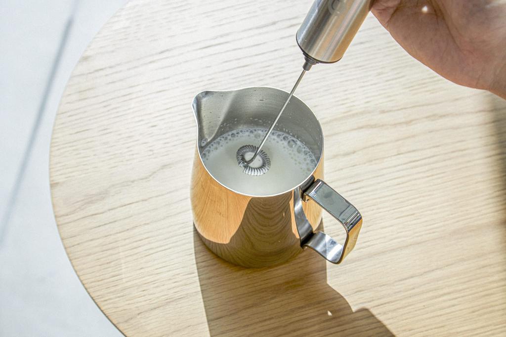 PHIEKA Elektrický napěňovač mléka s nástrojem pro latte art, dobíjecí přes USB, 3 nastavitelná nastavení, kompaktní, ultralehký a tichý, ideální pro kávu