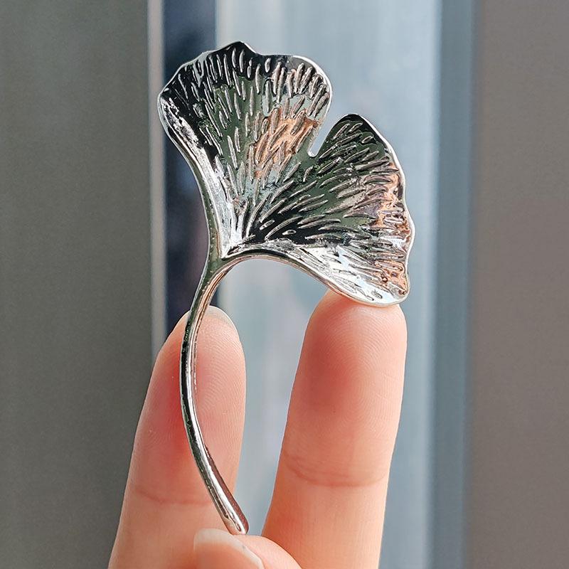 Ginkgo Biloba Brooch, High-End Female Luxury Temperament, Design Sense, Niche Flash Diamond Pin, Exquisite Suit Corsage Accessories