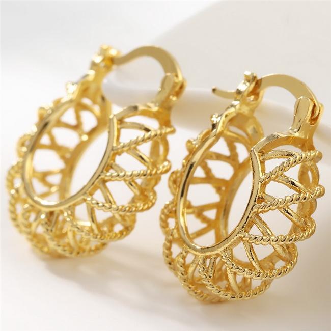 Vintage Simple Geometric Earring Small Circle Hollow Hoop Earrings for Women Golden Color Shiny Fashion Jewelry Wedding Party