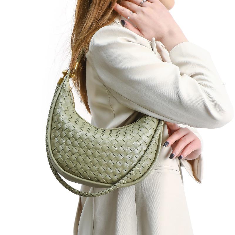 Spring and summer new handwoven bag commuter high-end underarm shoulder crescent bag simple retro portable crescent bag
