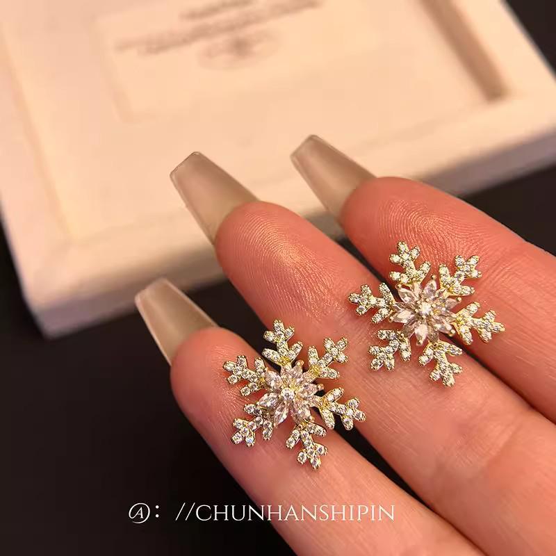 

Exquisite Rhinestone Snowflake Earrings: Minimalist European & American Fashion Trend