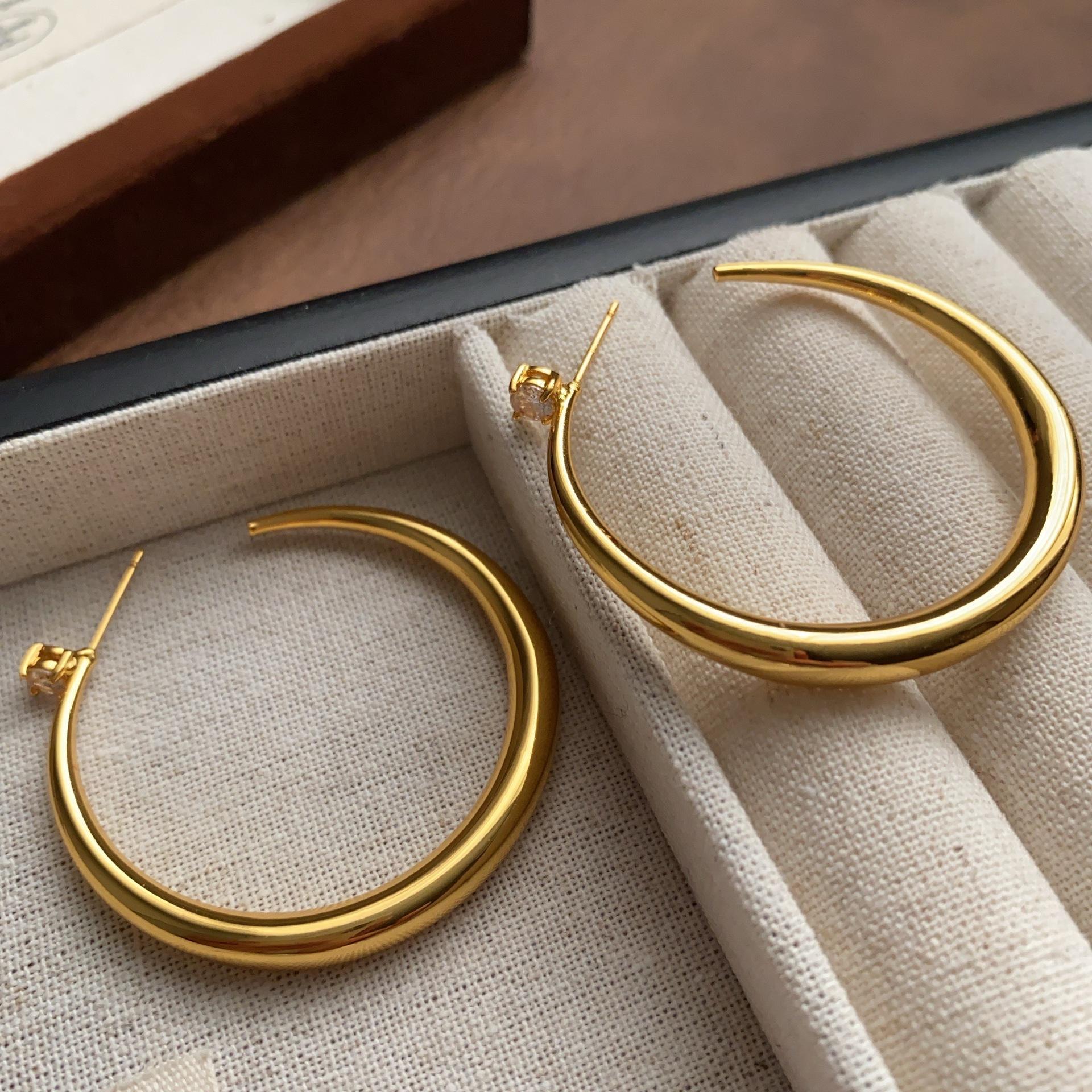 New minimalist smooth metal large ring earrings European and American design earrings fashionable and versatile high-end atmospheric earrings women