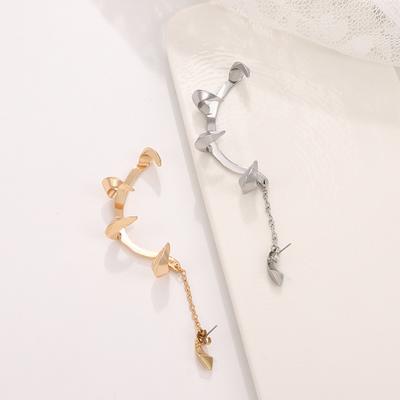 Gothic Tausendfüß Knorpelohrring Einzigartiges Wirbelsäulendesign Knorpelohrring Schmuck aus Legierung für Conch Snug Piercing