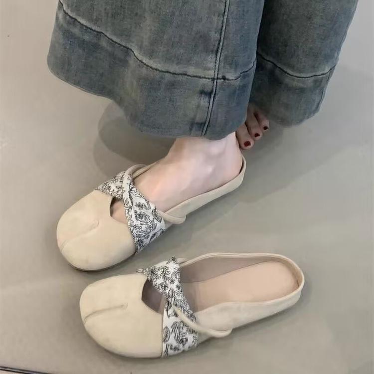 Baotou Schweinefuß-Hausschuhe tragen Frühling und Sommer neues französisches sanftes Retro-Kleid halb zu Mary-Jane-Single-Schuhen