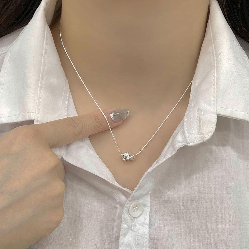 Verdrehte geometrische Anhängerkette, Verdrehte Schlüsselbeinkette, Schlichtes und Nischendesign, Schlangenknochenkette