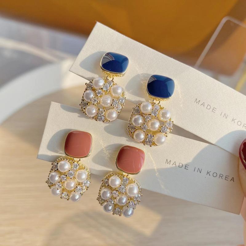 

New 111 Silver Needle Design Gentle Pearl Stud Earrings Women s French Retro Temperament Geometric Square Earrings Earrings 925 silver needle синій