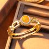 Pulseira Inlaid de Cera de Abelha Cerâmica Resistente à Cor: Design Retrô de Alta Qualidade para Mulheres