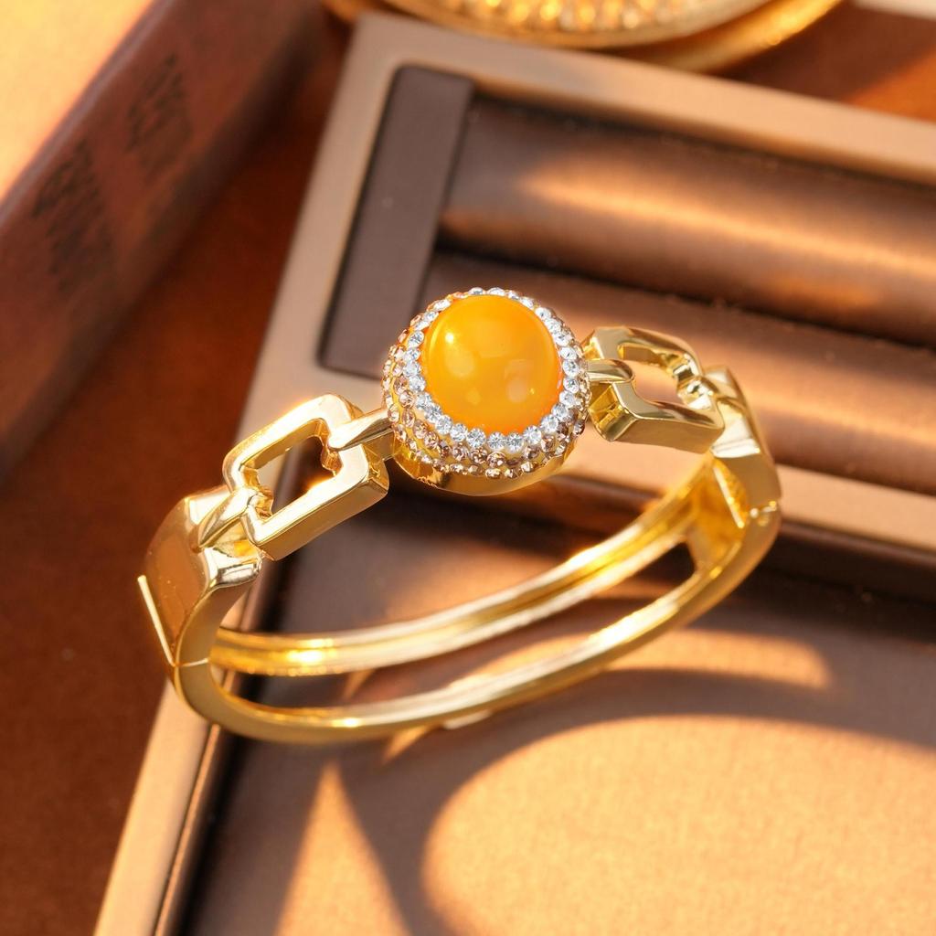 Colorfast Ceramic Beeswax Inlaid Bracelet: High-End Retro Design for Women