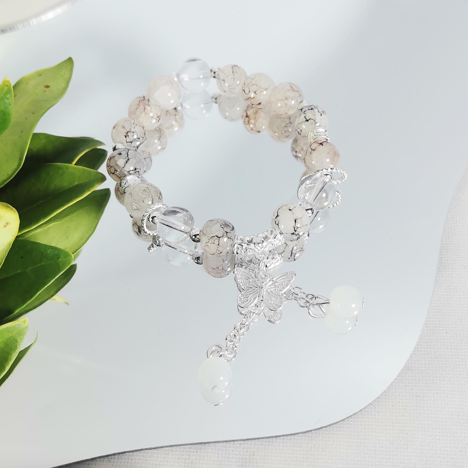 

Элегантный браслет из бисера с хрустальной бабочкой