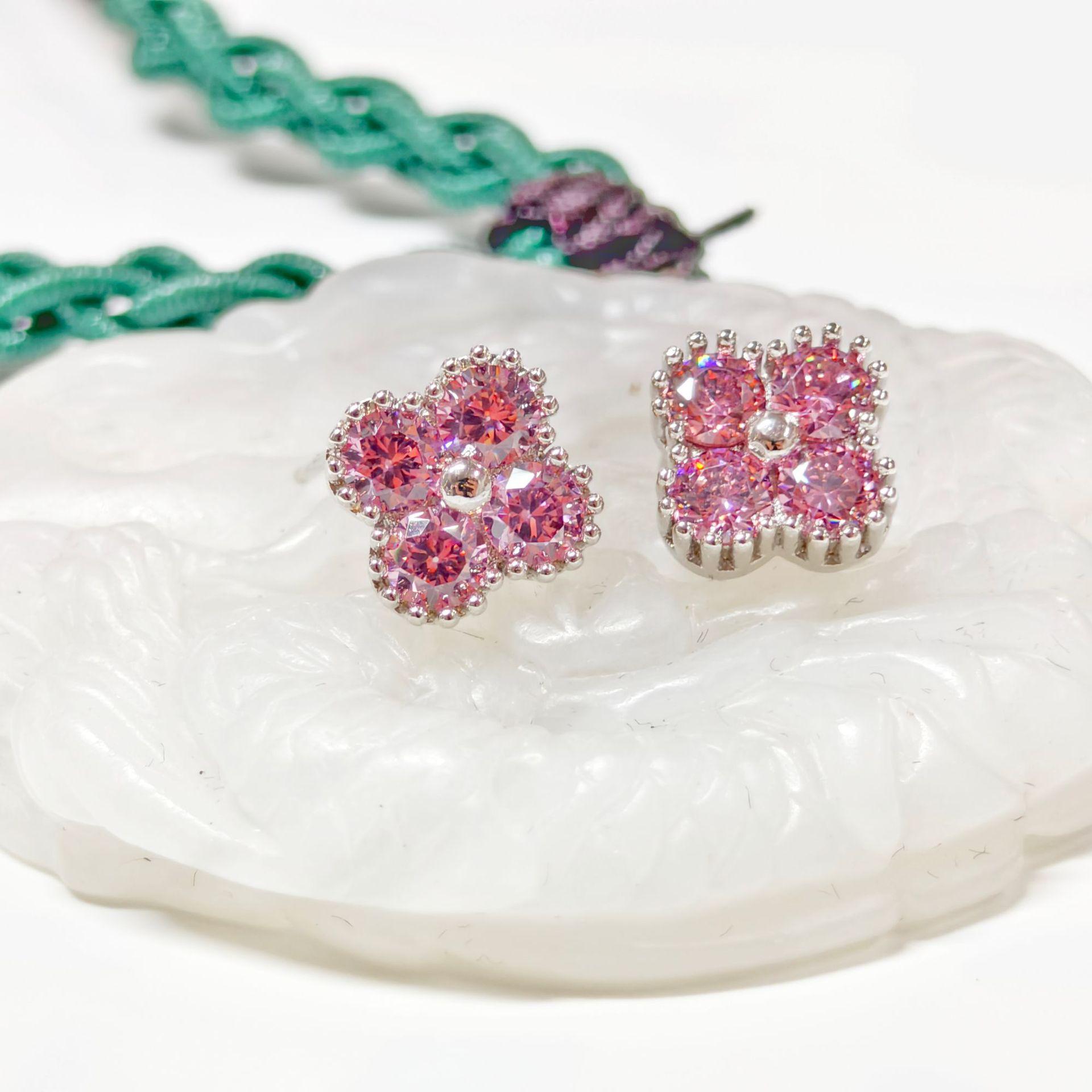 Серьги-пусеты Gusen Jewelry в виде четырехлистного клевера с кубическим цирконием для женщин - Модный корейский стиль легкой роскоши