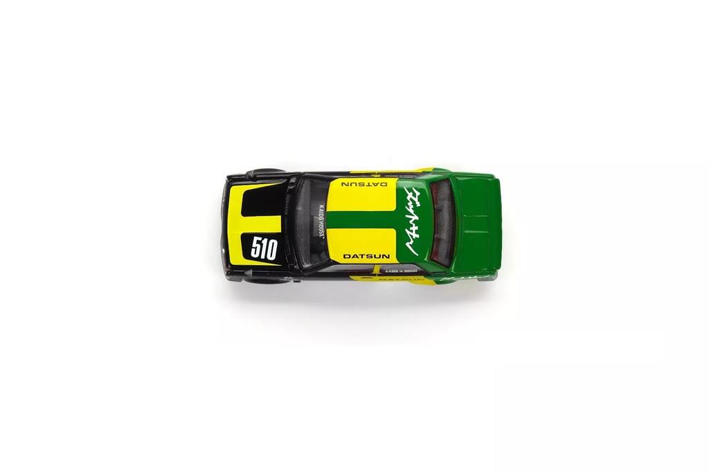 Miniatura de Carro Modelo True Scale Compatível com Datsun Street 510 Racing V2 Verde Nismo Carro Modelo Diecast Kaido House KHMG131 – Preto, Amarelo, 1/64