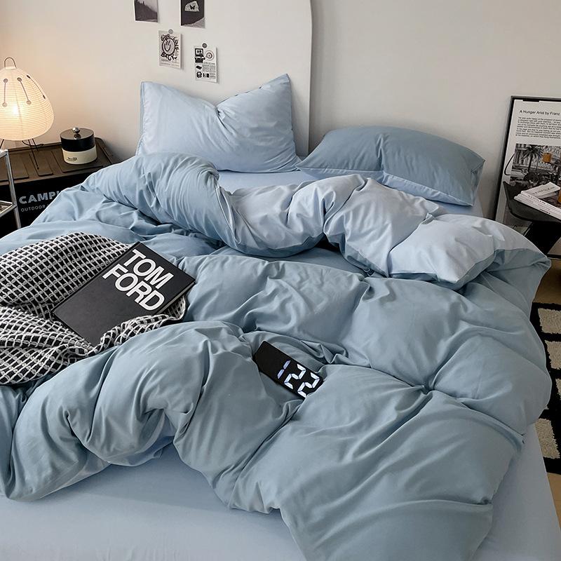 Einfarbiges vierteiliges Bettlaken-, Bettbezugs- und Steppdeckenbezug-Set für Zuhause, Wohnheim und Einzelbettwäsche.