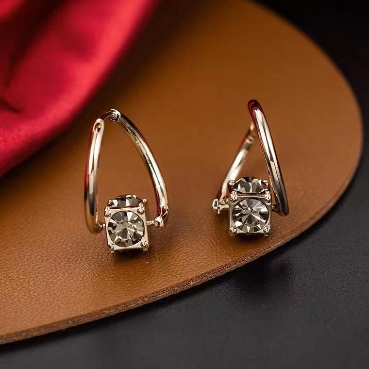 Light luxury niche design, high-end earrings, small and exquisite rotatable zircon ear buckles, retro temperament, versatile earrings.