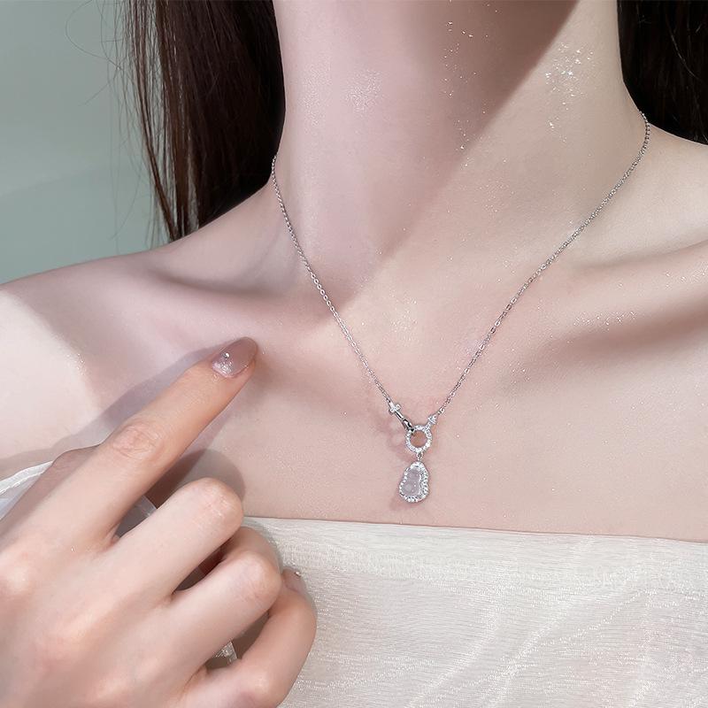 Retro Luxury Chinese Gourd Necklace: High-Design Clavicle Chain for Women