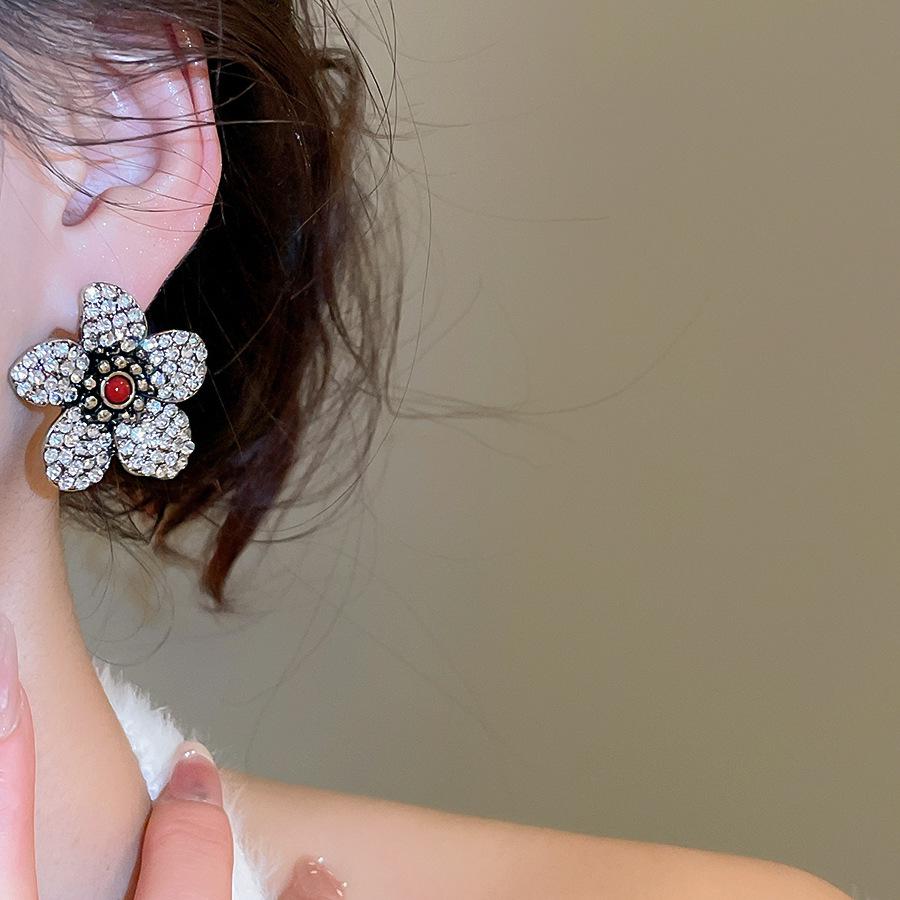 Elegant Diamond-Studded Flower Earrings: Silver Needle Retro Style for High-End Fashion
