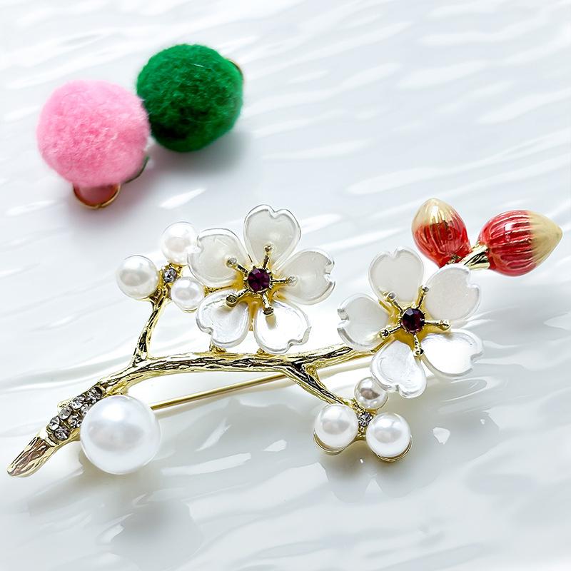 High-End Temperament White Plum Blossom Brooch Ladies Light Elegant Luxury Pins Plant Antique Floral Accessories Jewelry Gifts