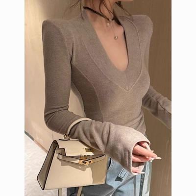 A Pure and Elegant V-neck Brushed Fleece Base Layer for Women, Paired with A Slimming and Chic Long-sleeved Top for The Autumn and Winter