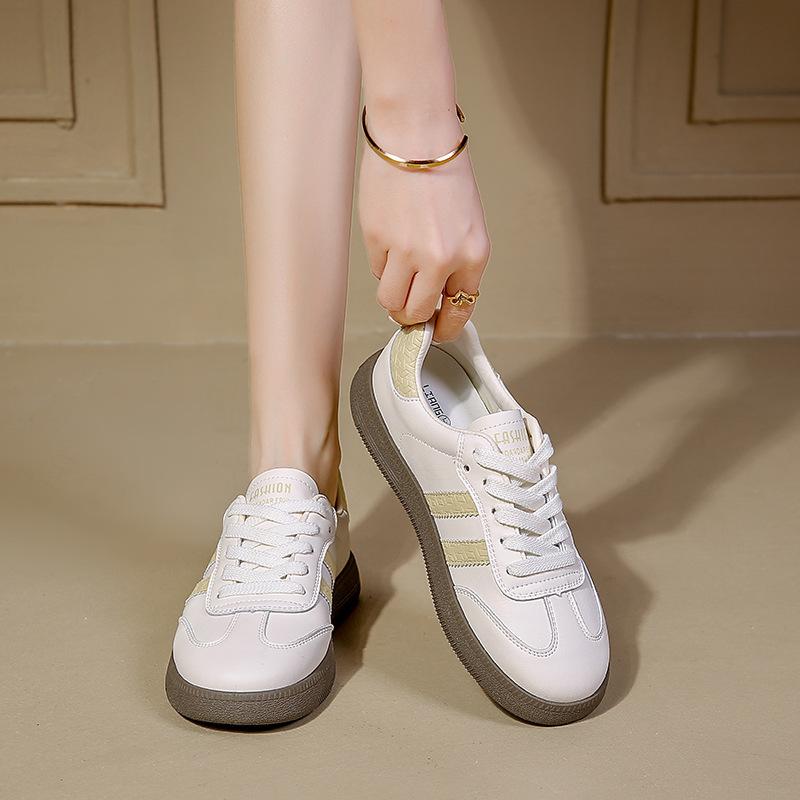 Weiße Schuhe vielseitig Frühling und Herbst flache Plateau-Trainingsschuhe klein 2025 Sommer neu Mädchen Internet-Berühmtheit Bestellungen steigen lässige Sportschuhe