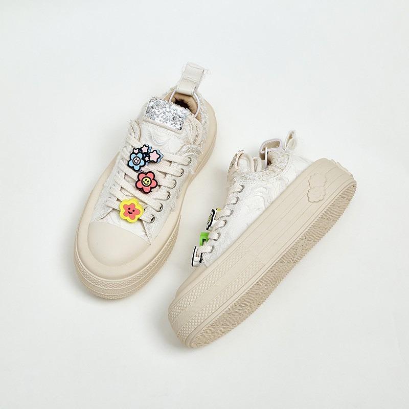 Zhao Ruth's new niche thick-soled pendant smiley face shoes of the same sports and leisure shoes increase the height of canvas shoes for women