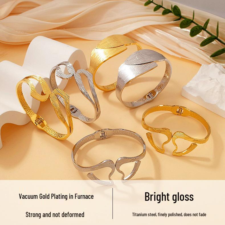 Gold-Plated Geometric Hollow Women's Bangle: Elegant, Personalized, Versatile Jewelry