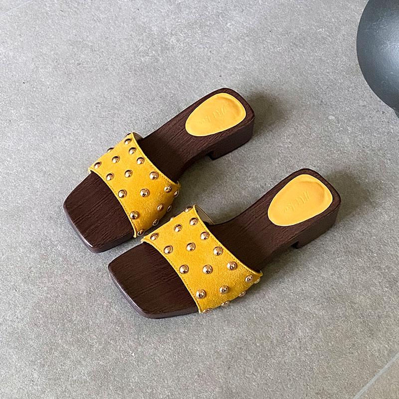 Fashion Luxury Fashion Metal Rivet Women Low Heel Slippers Shoes Summer Beach Ladies Heeled Slippers Shoes Female Slides Sandals