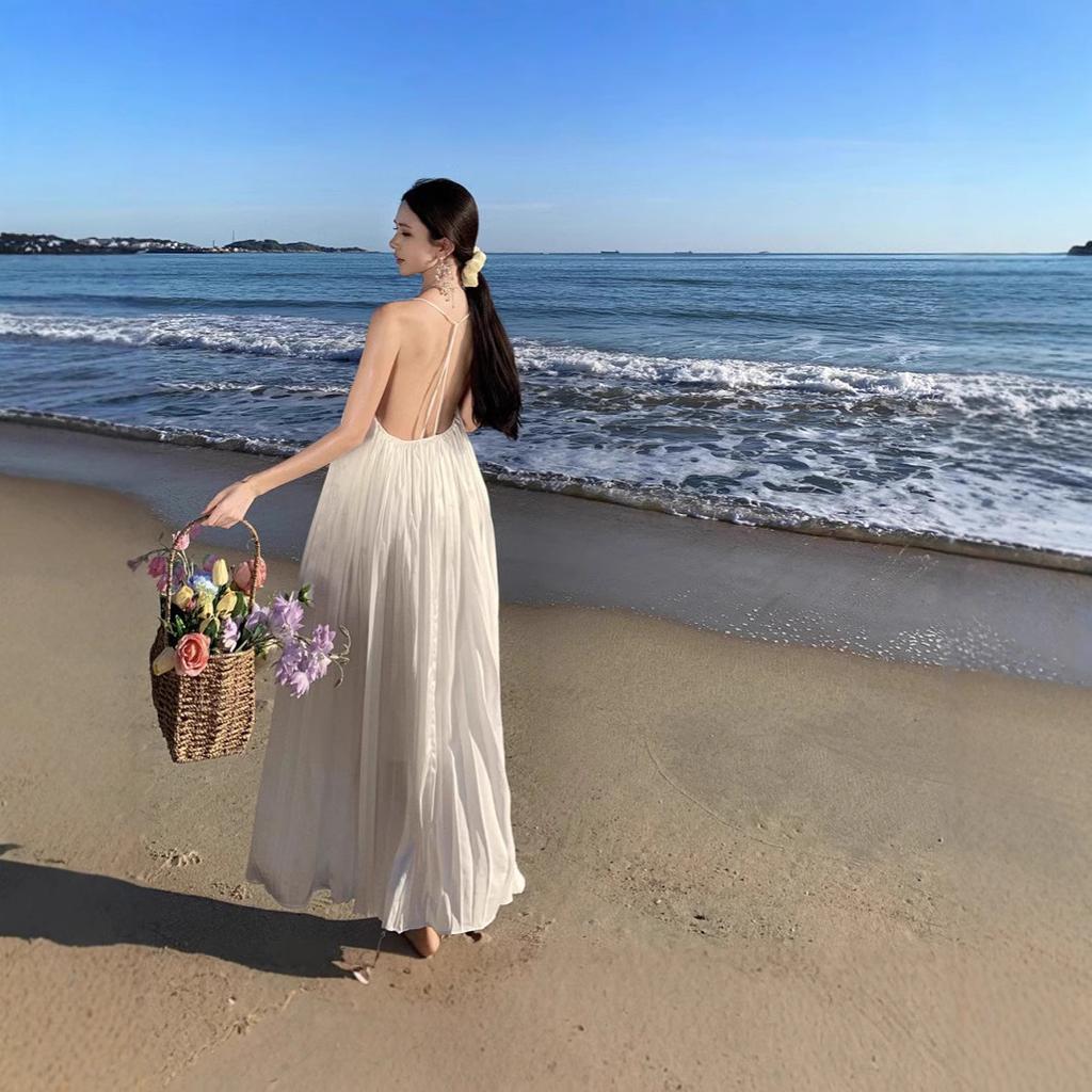 New white seaside vacation, high-end neck hanging, big halter, long skirt pleated, loose and thin, big pendulum Sanya sand