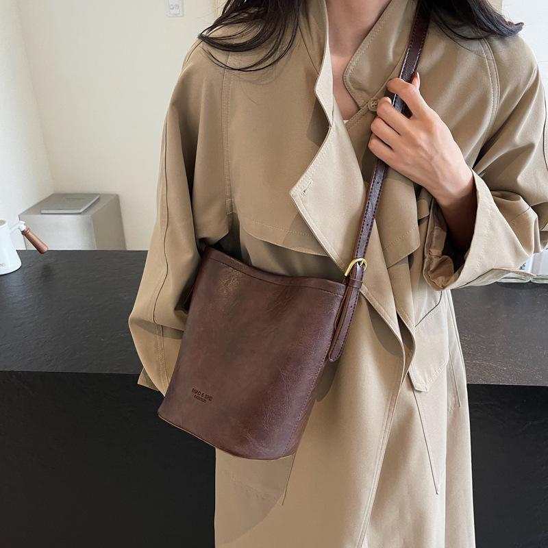 This Year, the Popular Hand-carried Bucket Bag 2025 New Women's Bag Korean Version Trendy Shoulder Bag Niche High-end Messenger Bag