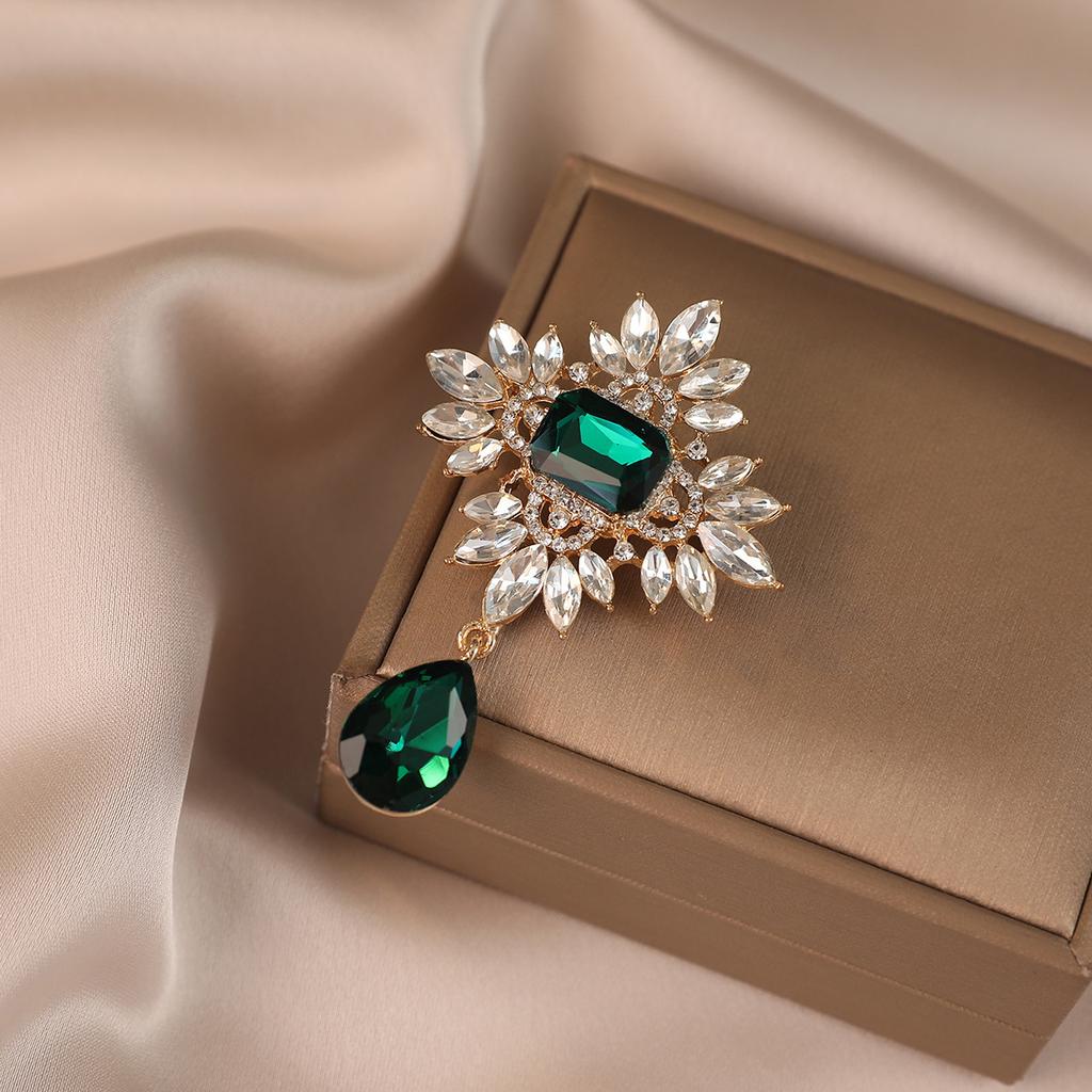 Court Jewel Brooch Female Emerald Crystal Square Corsage Suit Clothing Emerald Set with Diamonds