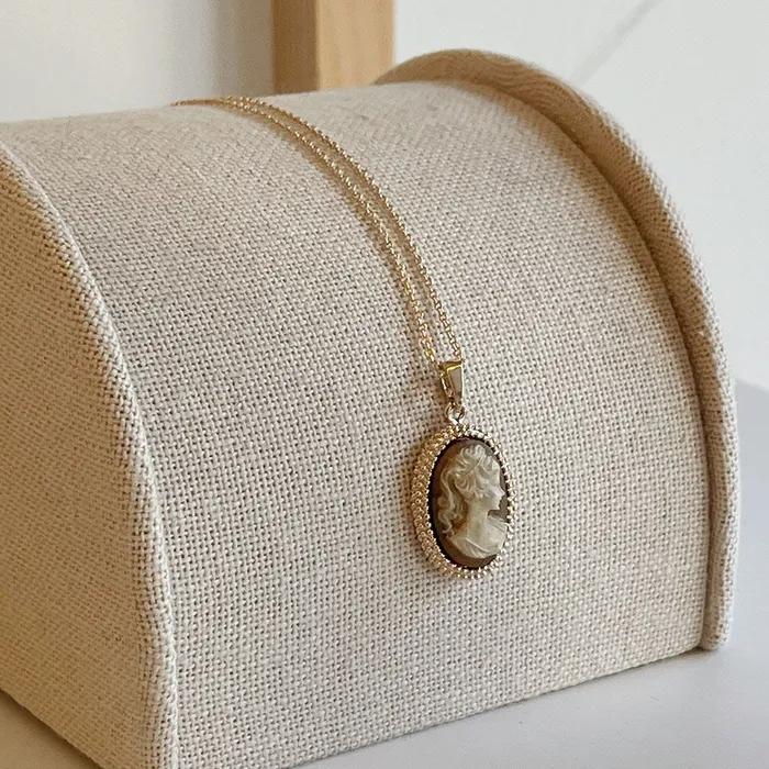 Cameo Necklace [Pink Brown] gray
