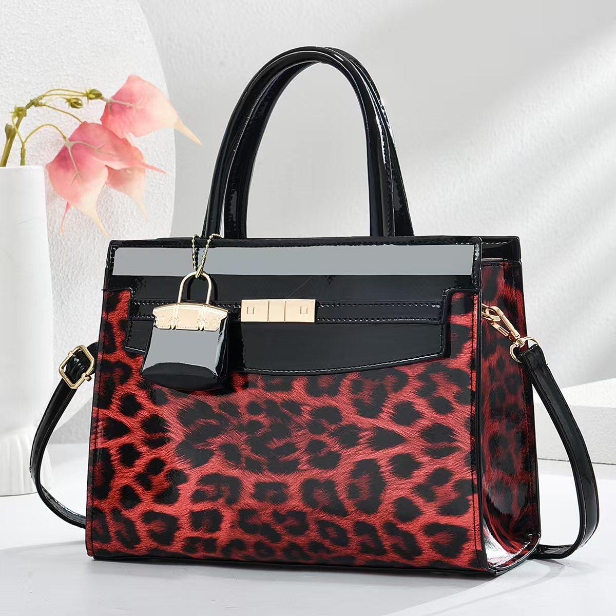 

Новая сумка с леопардовым принтом, высокого уровня внешнего вида, усовершенствованная дизайнерская сумка-пэчворк с большой вместимостью через плечо .