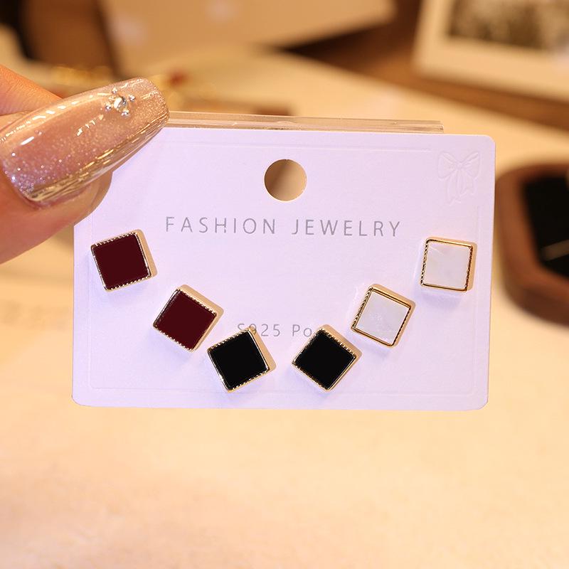 

Шикарные черные квадратные серьги-пусеты для женщин - Чистое серебро, Тренд 2024 года, Уникальный и универсальный дизайн.