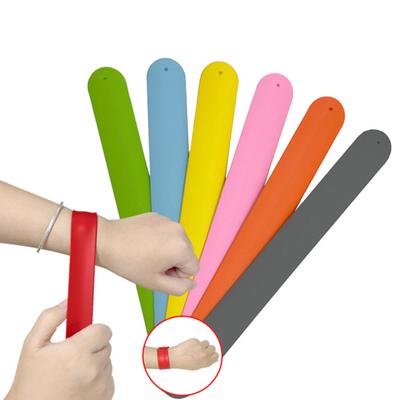 Bunte selbstaufrollende Slap-Armbänder für Kinder - Stressabbau und kreatives Spielen