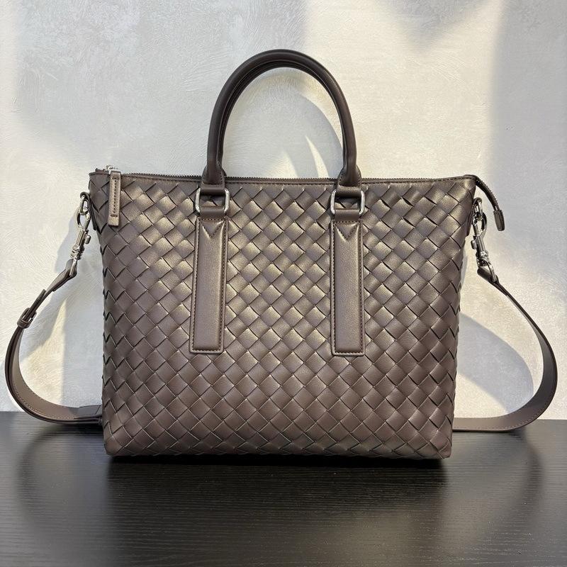 2026 new leather women's bag handwoven men's and women's same briefcase fashionable retro shoulder handbag cross-border