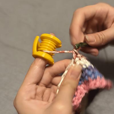4pcs Random New Crochet Finger and Yarn Protective Sleeve Plastic Thumb and Index Finger Sleeve Suitable for Beginners