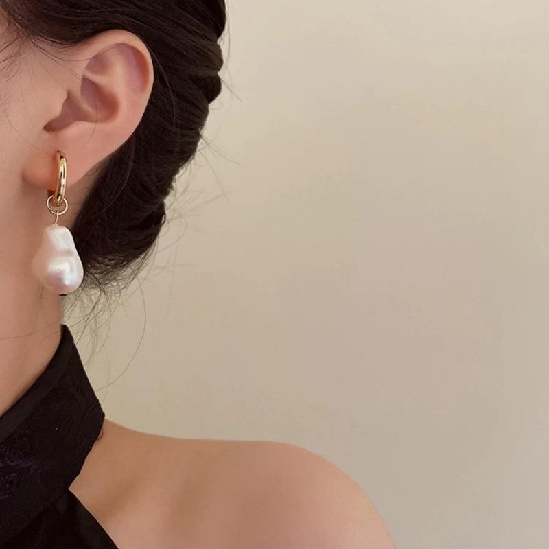 Vintage Elegance Irregular Imitation Pearl Water Drop Shape Earrings for Women New Trend Charm Jewelry Wedding Birthday Gift