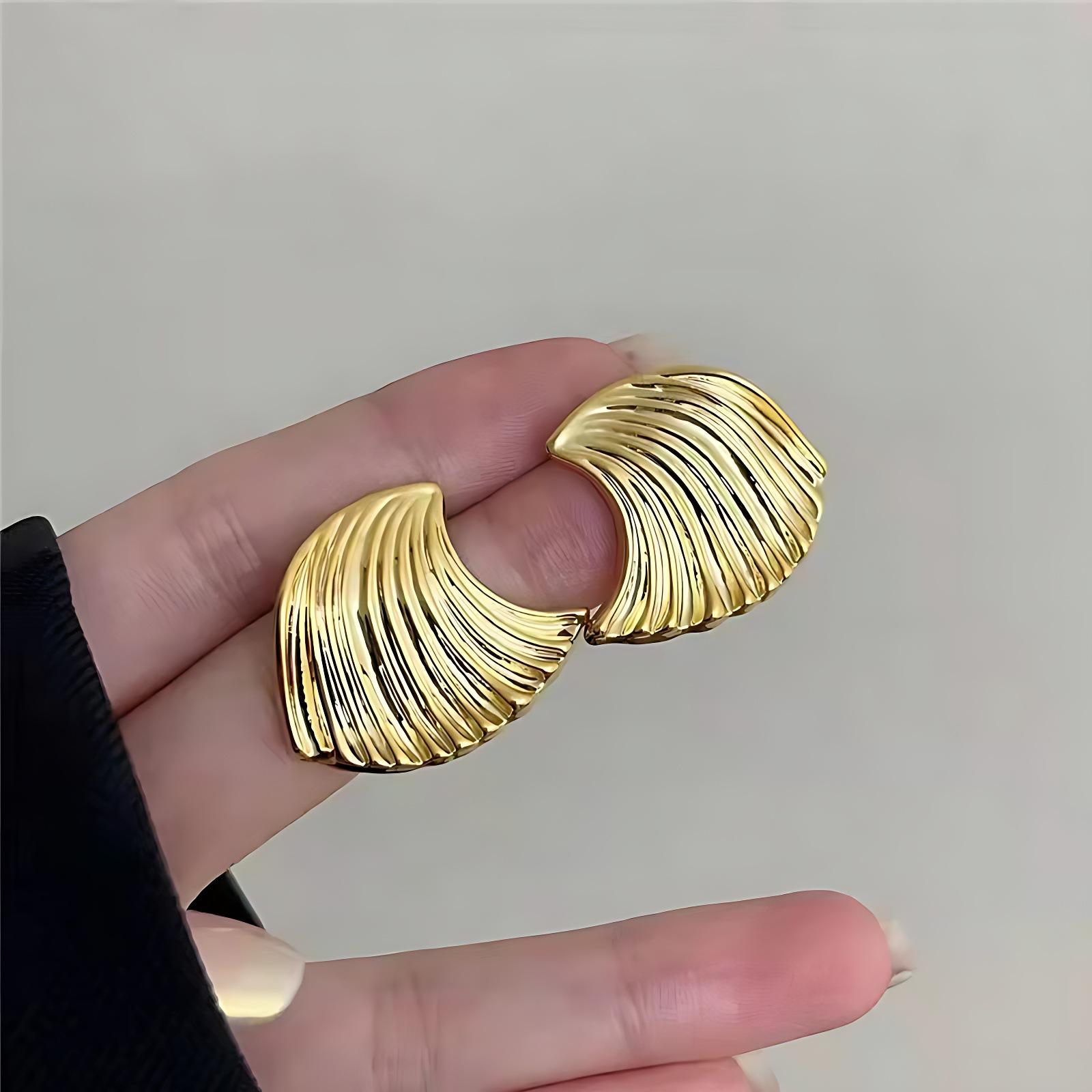 

Big Fold Shell Waves UV Golden Drop Earrings for Women Simple Irregular Personality Exaggerated Smooth Creative Zircon Gift
