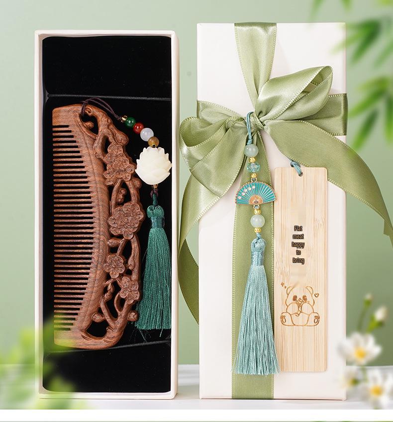 Schwarz-Gold Sandelholz Doppelseitig Geschnitzter Mondkamm, Hochwertige Chinesische Stil Geschenkbox: Auf einer Seite geschnitzt, auf der anderen glattes Haar.