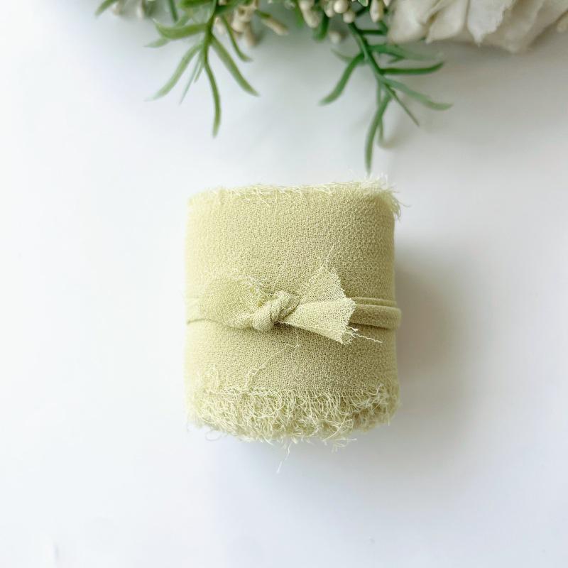 Handgerissenes Chiffonband: Dekorative Girlanden, Haarbänder mit Blumenbindungen und Kuchendekor.