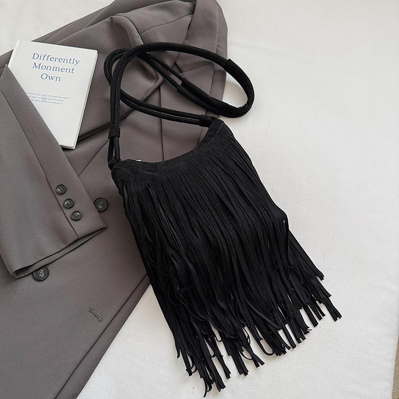 

2025 осень новая модная ретро женская сумка-мессенджер с бахромой матовая модная сумка на плечо для хранения нишевая женская сумка чёрный