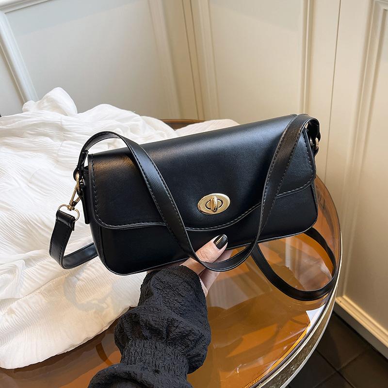 

Simple and fashionable commuter new shoulder bag, female texture, high temperament, foreign style and versatile 2025 casual messenger bag чорний